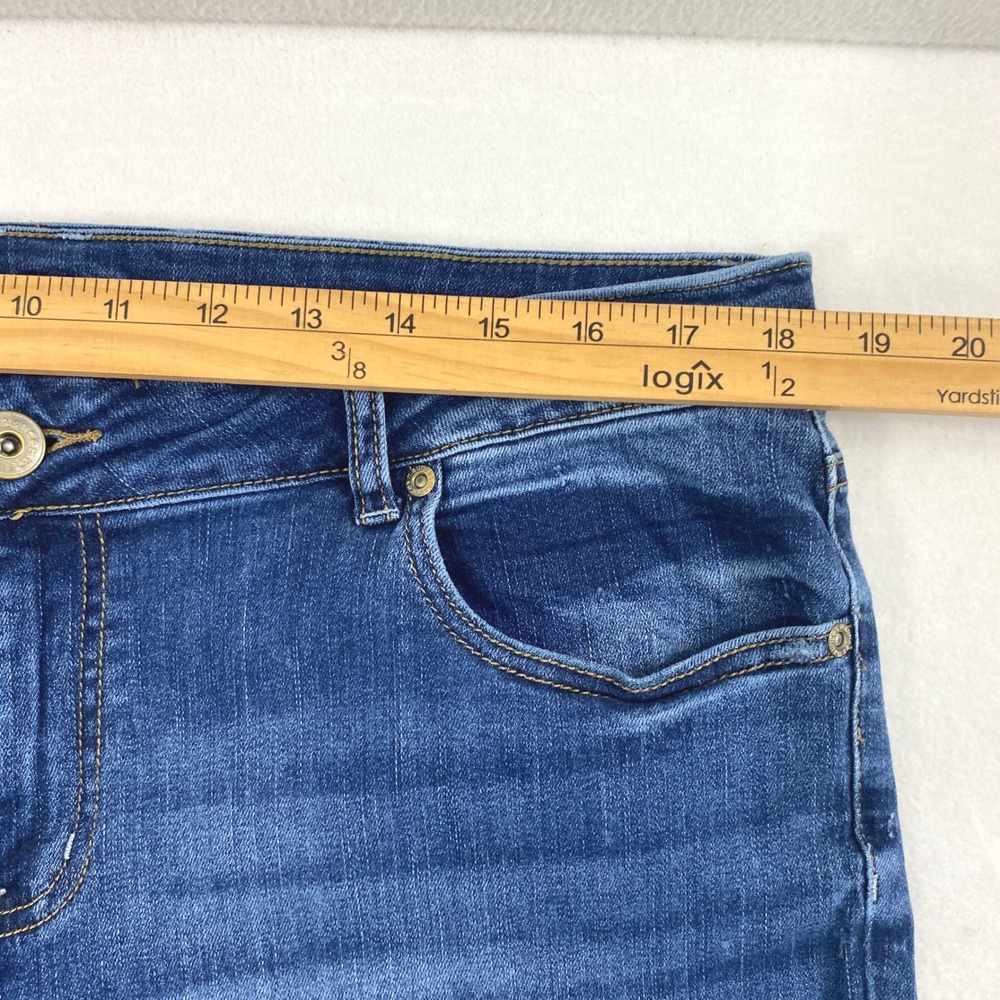 Maurices Cropped Jeans Women Sz 18 Distress Destroyed Denim Raw Hem Embroidered - Picture 8 of 13